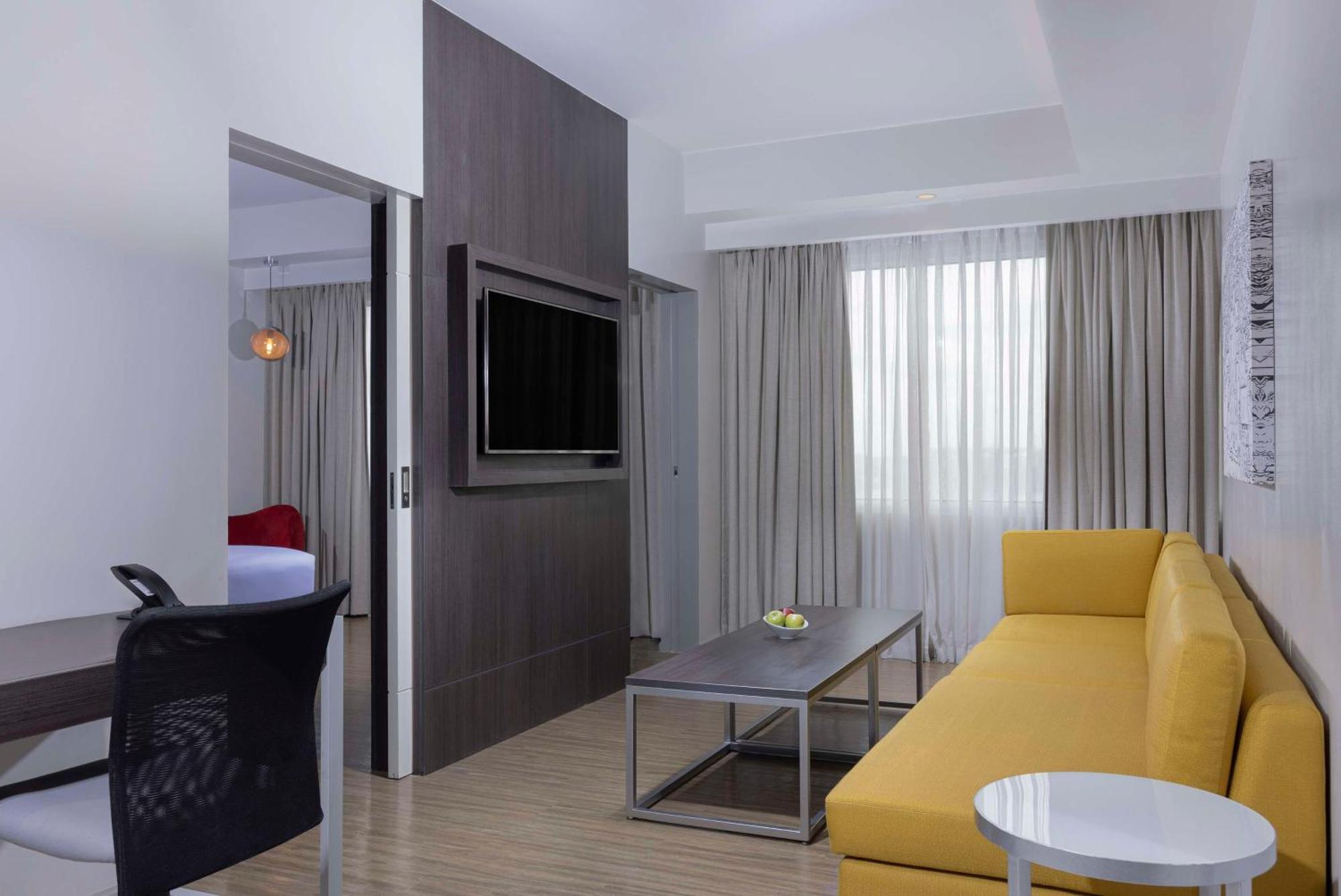 Park Inn By Radisson Iloilo Esterno foto